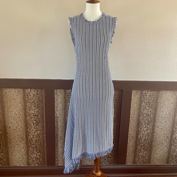 Elegant Gray Sleeveless Dress - Picture 4 of 15